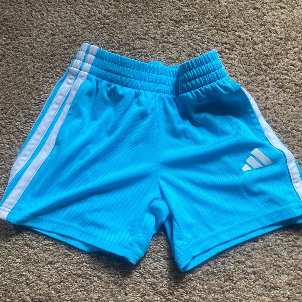 Adidas boys S/8 light blue/white shorts with pockets